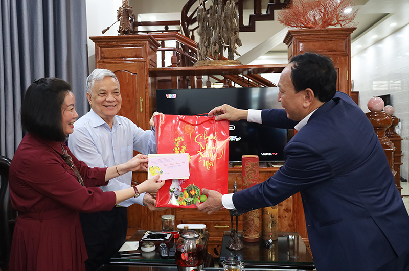 Đồng chí Phó Bí thư Thường trực Tỉnh ủy, Chủ tịch HĐND tỉnh Trần Hải Châu tặng quà, chúc Tết đồng chí Trần Hòa.