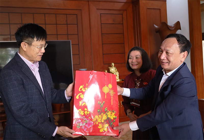 Đồng chí Phó Bí thư Thường trực Tỉnh ủy, Chủ tịch HĐND tỉnh Trần Hải Châu tặng quà, chúc Tết đồng chí Lương Ngọc Bính.