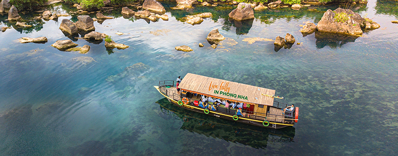 Sản phẩm du lịch tham quan quần thể danh lam thắng cảnh… trên tuyến sông Chày-sông Son của Công ty TNHH Oxalis Holiday mang lại trải nghiệm khác biệt cho du khách. Ảnh Công ty TNHH Oxalis Holiday