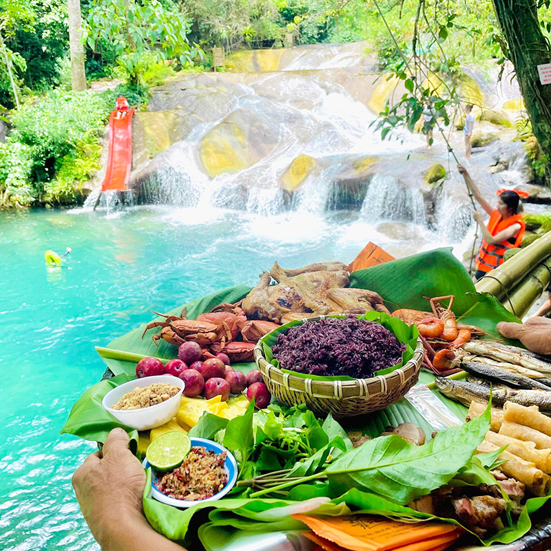 Tắm suối và thưởng thức các món ẩm thực đặc sản núi rừng Trường Sơn.