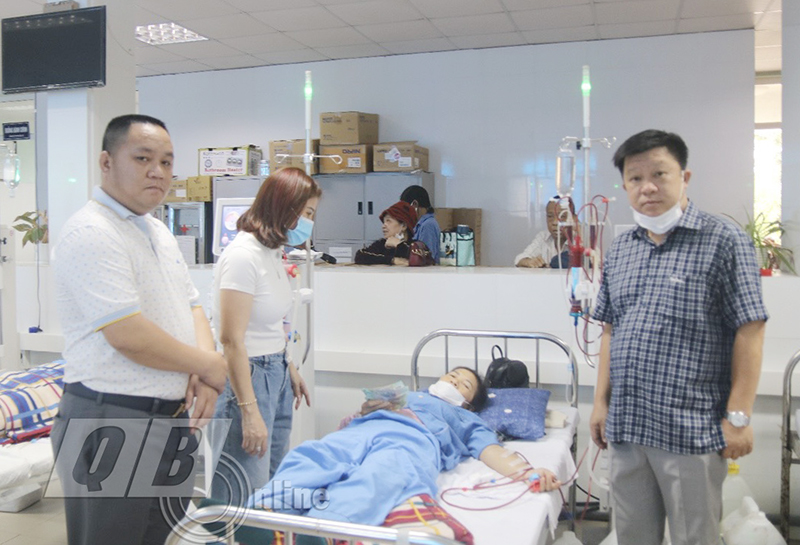 Đại diện Quỹ hỗ trợ Bệnh nhân nghèo Quảng Bình hỗ trợ cho các trường hợp khó khăn đang điều trị tại Bệnh viên đa khoa khu vực Bắc Quảng Bình.