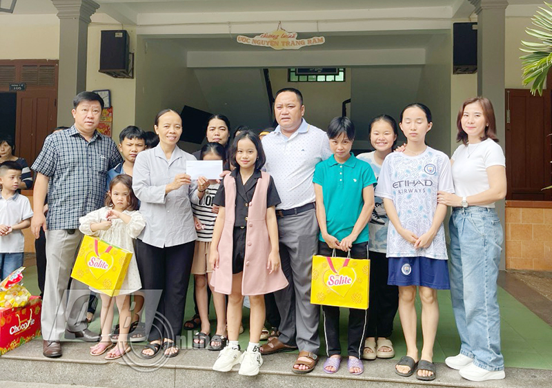 Đại biện Quỹ hỗ trợ Bệnh nhân nghèo Quảng Bình tặng quà cho Trung tâm nuôi dạy trẻ em khuyết tật, mồ côi Hướng Phương.