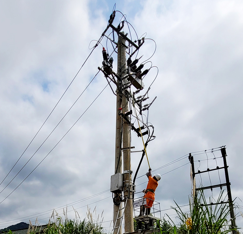 Đóng điện lưới thành công tại Trạm biến áp Km12+500, nơi hệ thống lưới điện bắt đầu được ngầm hóa.
