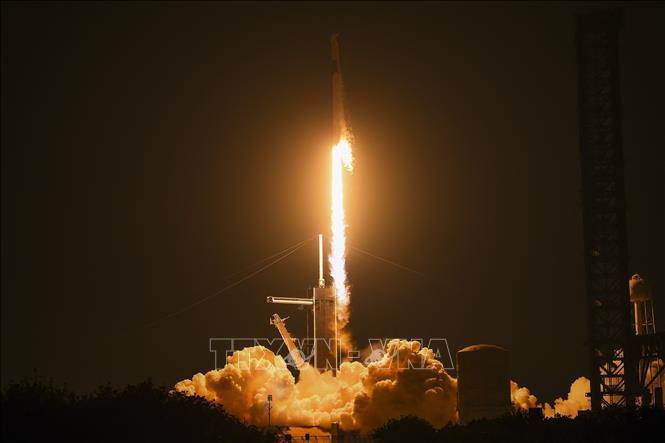 Tên lửa đẩy Falcon 9 mang theo tàu Dragon rời bệ phóng tại sân bay vũ trụ 39A ở Trung tâm vũ trụ Kennedy, bang Florida, Mỹ, ngày 2/3/2023. Ảnh tư liệu: AFP/ TTXVN