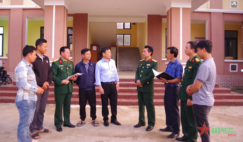 Lãnh đạo, chỉ huy Đoàn KT-QP 92 trao đổi tình hình với lãnh đạo huyện Minh Hóa.