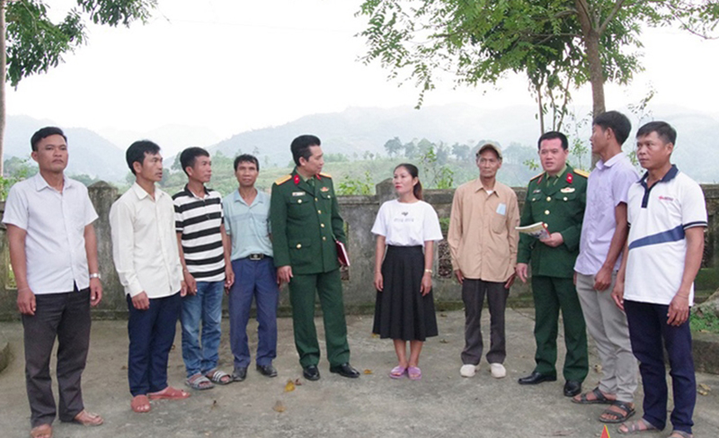 Cán bộ, nhân viên Đoàn KT-QP 92 nắm tình hình, tuyên truyền chủ trương xây dựng Khu KT-QP Minh Tuyên với đồng bào.