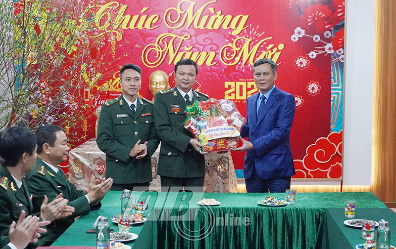Đồng chí Chủ tịch UBND tỉnh Trần Thắng thăm, tặng quà Tết cho cán bộ, chiến sỹ Đồn Biên phòng Nhật Lệ.