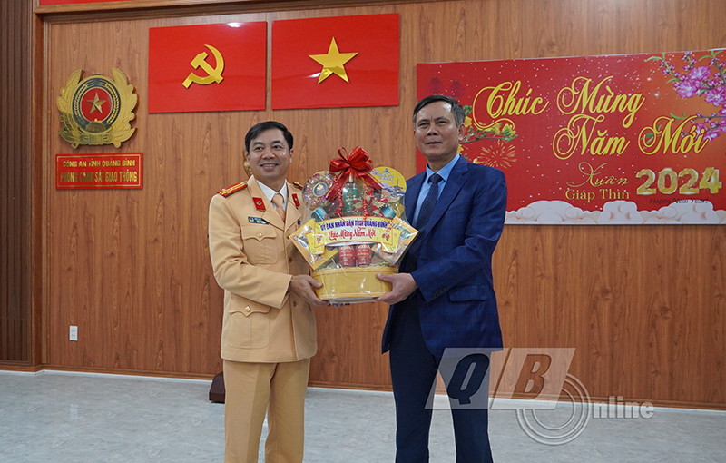 Đồng chí Chủ tịch UBND tỉnh Trần Thắng thăm, tặng quà Tết cho cán bộ, công nhân  chiến sỹ Phòng Cảnh sát giao thông.