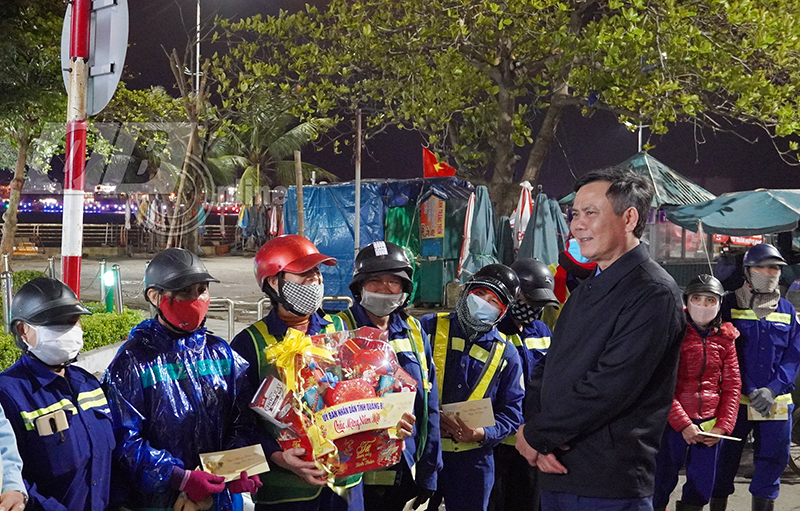 Đồng chí Chủ tịch UBND tỉnh Trần Thắng thăm, tặng quà Tết cho cán bộ, công nhân Công ty CP Môi trường và Phát triển đô thị Quảng Bình đang làm nhiệm vụ ở khu vực chợ Đồng Hới.