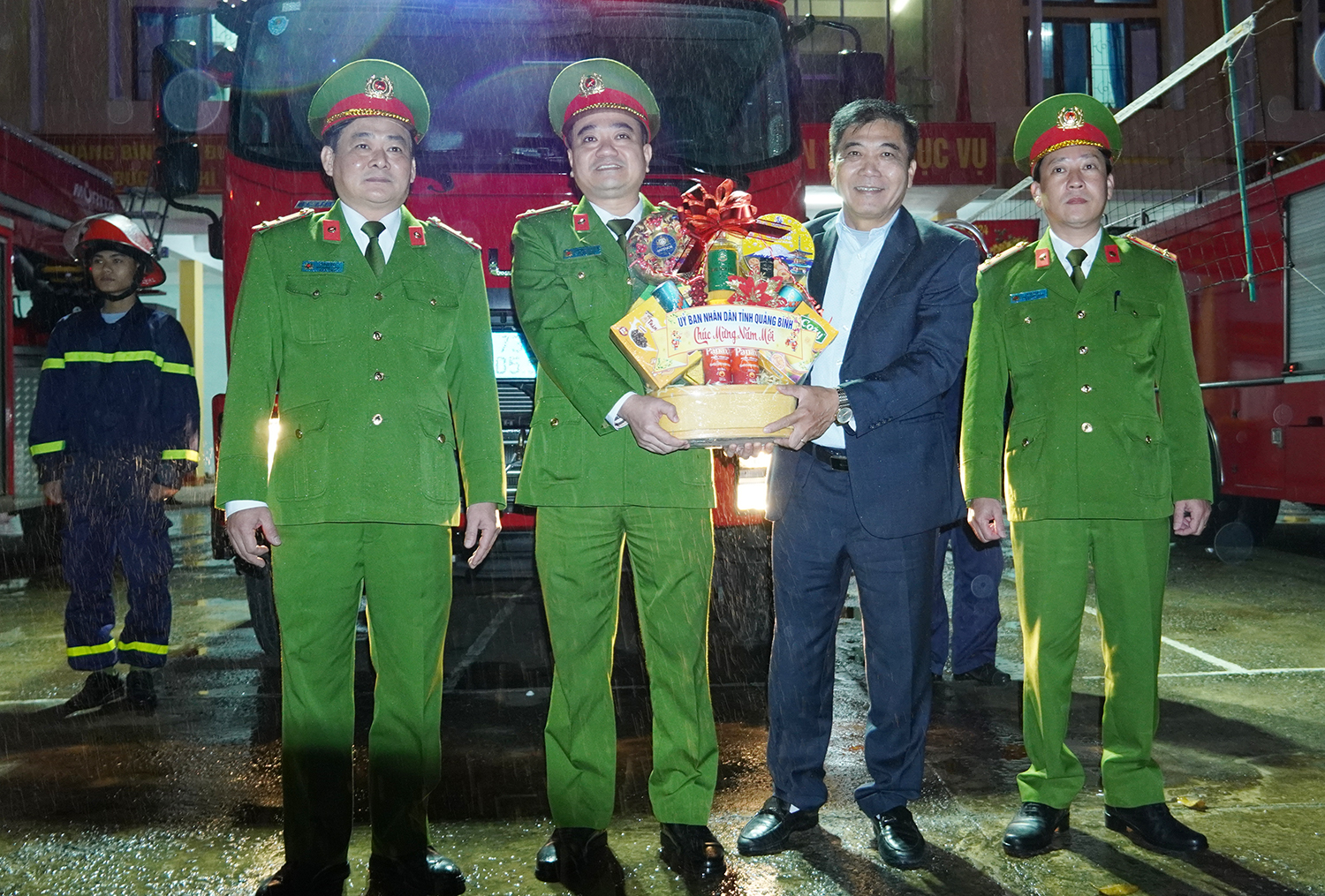 Đồng chí Phó Chủ tịch Thường trực UBND tỉnh Đoàn Ngọc Lâm tặng quà cho Phòng Cảnh sát PCCC-CNCH. 