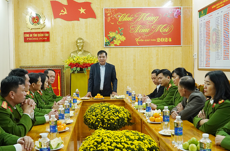 Đồng chí Phó Chủ tịch Thường trực UBND tỉnh Đoàn Ngọc Lâm thăm, chúc Tết Phòng Cảnh sát quản lý hành chính về trật tự xã hội. 