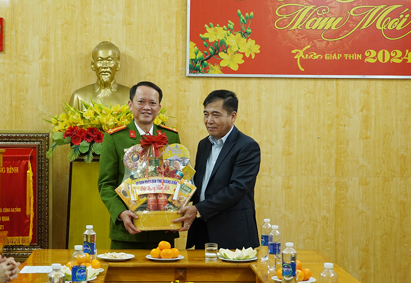 Đồng chí Phó Chủ tịch Thường trực UBND tỉnh Đoàn Ngọc Lâm tặng quà cho Phòng Cảnh sát quản lý hành chính về trật tự xã hội. 
