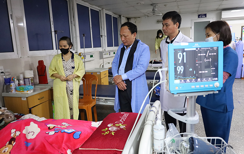 Đồng chí Trần Hải Châu thăm hỏi tình hình điều trị cho bệnh nhân tại Khoa Nhi.