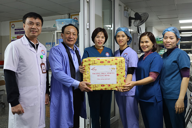 Đồng chí Phó Bí thư Thường trực Tỉnh ủy Trần Hải Châu tặng quà động viên đội ngũ y, bác sỹ Khoa Nhi.