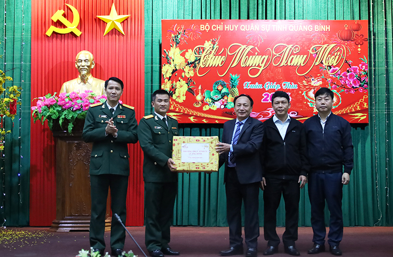 Đồng chí Phó Bí thư Thường trực Tỉnh ủy Trần Hải Châu tặng quà chúc mừng năm mới cán bộ, chiến sỹ Bộ CHQS tỉnh.   