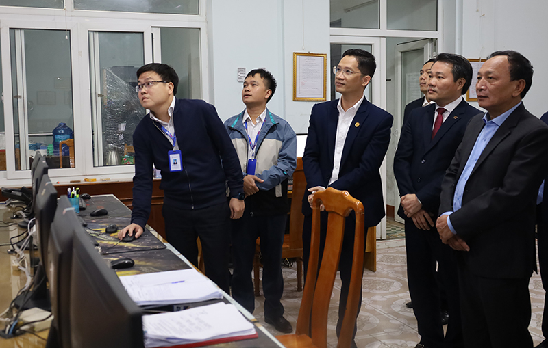 Đồng chí Trần Hải Châu thăm hỏi, động viên cán bộ, nhân viên Công ty Điện lực Quảng Bình.