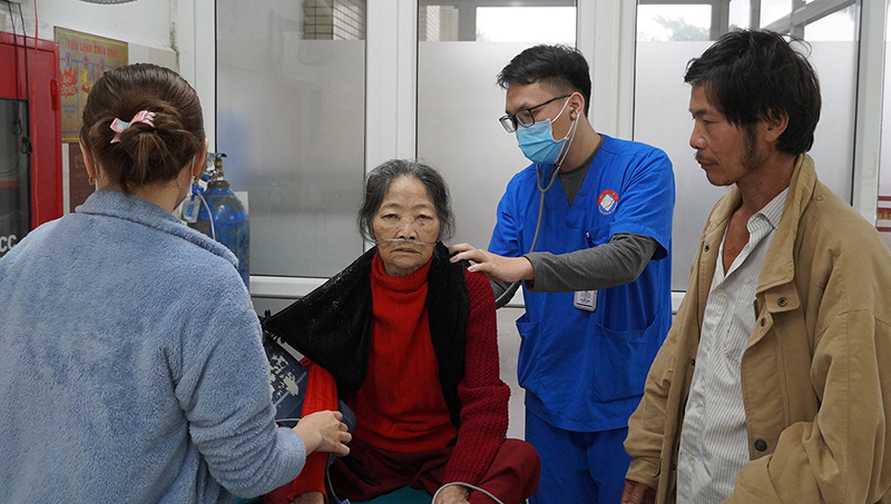 Bệnh nhân Trần Thị Thẻ sau khi được cấp cứu, sức khỏe đã ổn định và tiếp tục được bác sĩ Võ Đức Tâm theo dõi