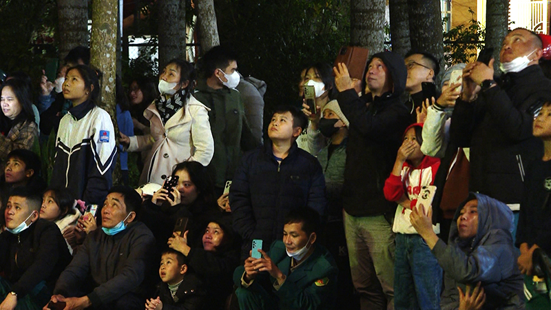 5.	Người dân đón xem pháo hoa tại điểm công viên hồ Đồng Sơn. 6.	Màn pháo hoa chào đón xuân Giáp Thìn 2024 công viên hồ Đồng Sơn.