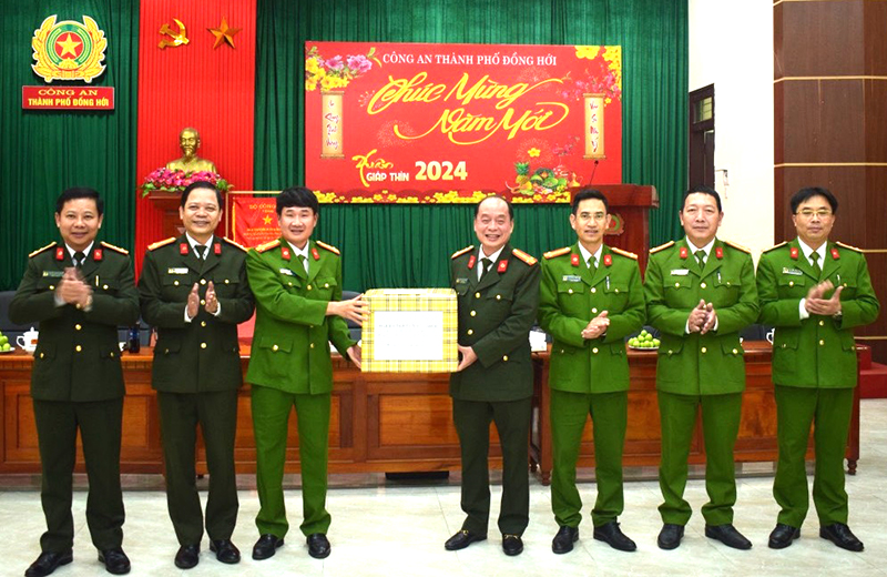 Đồng chí đại tá Nguyễn Hữu Hợp, Giám đốc Công an tỉnh thăm, chúc tết cán bộ, chiến sỹ Phòng Cảnh sát Cơ động.
