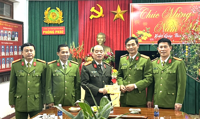 Đồng chí đại tá Nguyễn Hữu Hợp, Giám đốc Công an tỉnh thăm, chúc tết tại Công an TP. Đồng Hới.