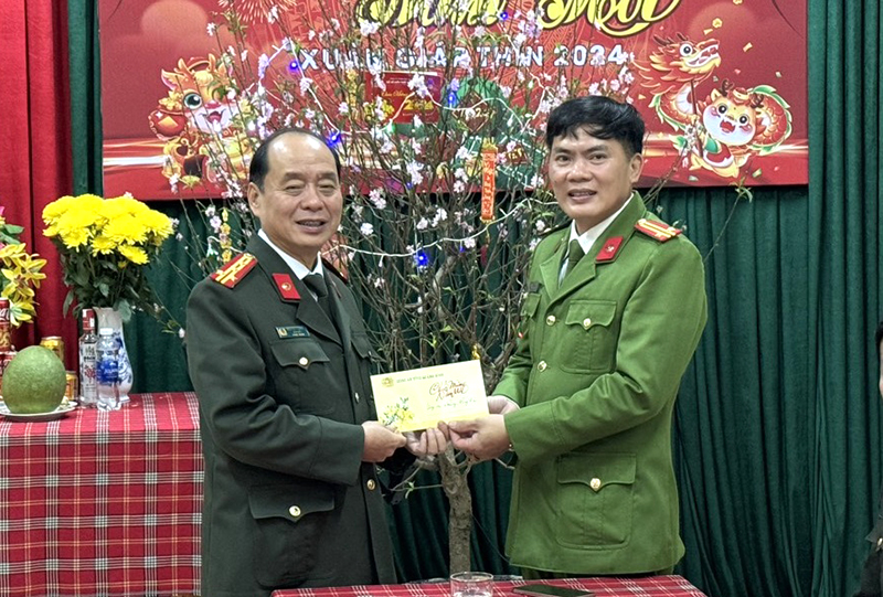 Đồng chí đại tá Nguyễn Hữu Hợp, Giám đốc Công an tỉnh thăm, động viên và chúc tết tại Công an phường Đồng Hải (TP. Đồng Hới).