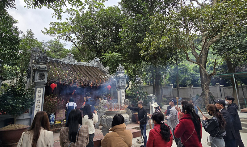 Đông đảo du khách, người dân dâng hương, viếng đền Thánh Mẫu Liễu Hạnh ngày mồng 1 Tết Giáp Thìn.