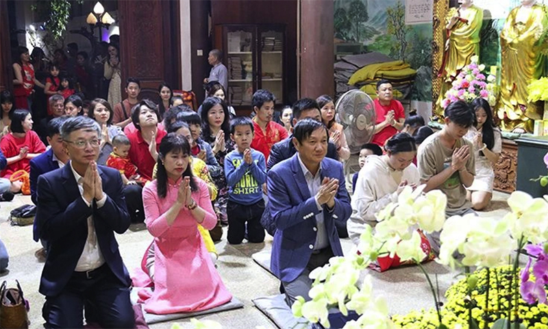 Mọi người thành kính cầu chúc một năm mới bình an, hạnh phúc. Ảnh: Hải Tiến