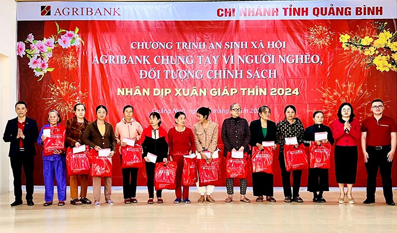 Chi nhánh Agribank Quảng Bình mang Tết ấm cho người nghèo tại vùng Nam Quảng Ninh