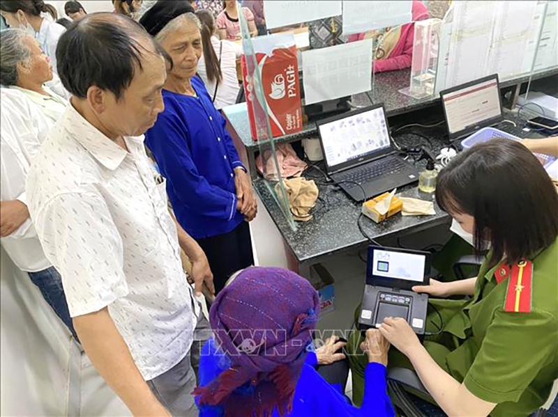 Công an huyện Lộc Bình (Lạng Sơn) lưu động cấp căn cước công dân, tài khoản định danh điện tử cho người dân tại cơ sở. Ảnh minh hoạ: TTXVN phát