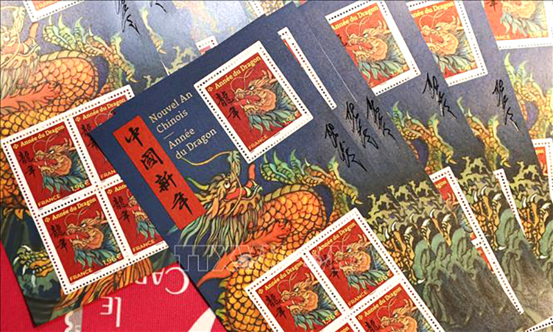 Ra mắt cặp tem mừng Tết Nguyên đán Giáp Thìn của Tập đoàn bưu chính viễn thông Pháp La Poste tại Paris, ngày 26/1/2024. Ảnh: THX/TTXVN