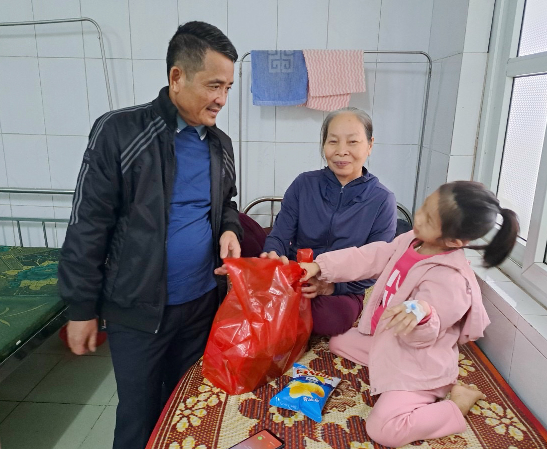 Các tổ chức, cá nhân tặng quà Tết cho bệnh nhân đang điều trị tại Bệnh viện Đa khoa huyện Lệ Thủy.