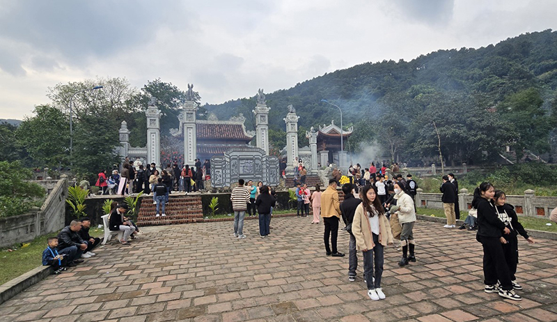 : Du khách du xuân cầu bình an, tài lộc, sức khỏe ở Đền Thánh Mẫu Liễu Hạnh (Quảng Đông).