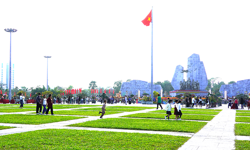 Quảng trường Hồ Chí Minh tấp nập người dân và du khách.