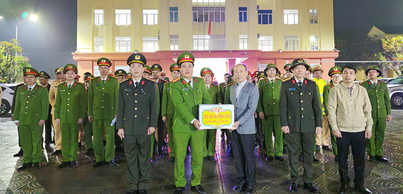 Lãnh đạo huyện Tuyên Hóa thăm chúc Tết, động viên lực lượng Công an.