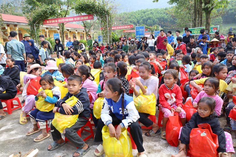 Trẻ em đồng bào Rục, xã Thượng Hóa, huyện Minh Hóa vui nhập quà Tết Giáp Thìn 2024.