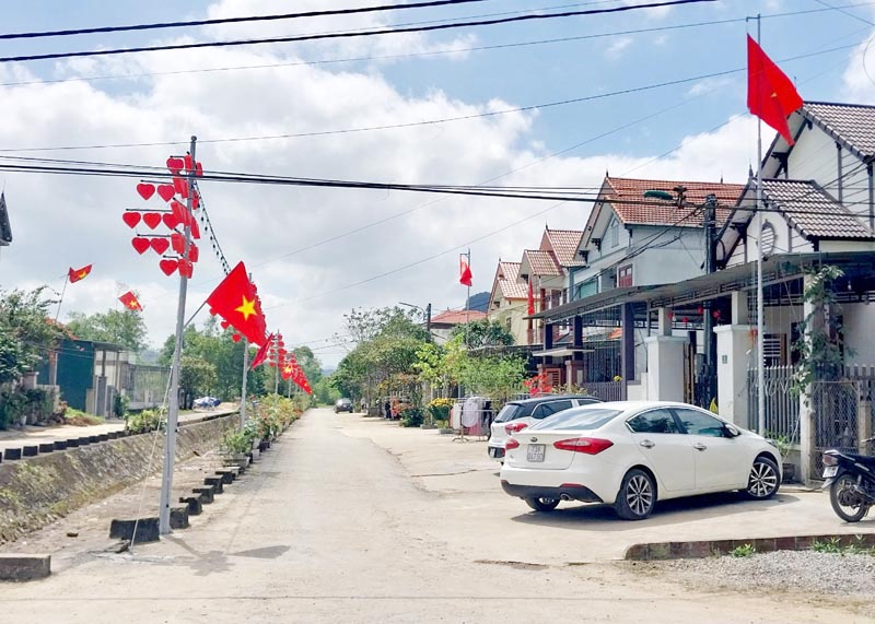 Không khí đón Tết cổ truyền 2024 tại một tuyến đường ở TDP 1, thị trấn Quy Đạt, huyện Minh Hóa.