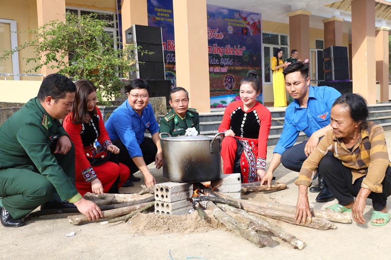 Nấu banh chưng đón Tết cổ truyền 2024 tại xã Hóa Sơn, huyện Minh Hóa.