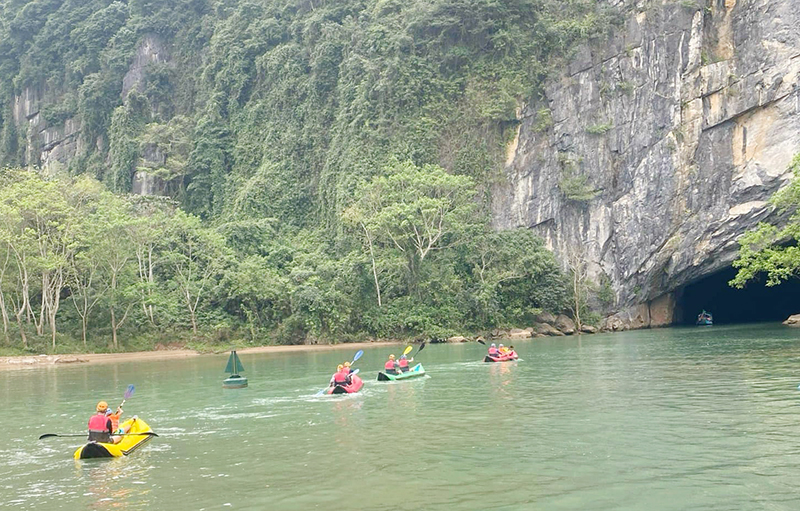 Khách du lịch khám phá động Phong Nha 4,5km bằng Kayak.