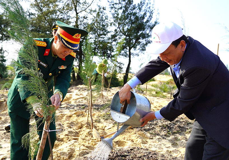 Đồng chí Trần Hải Châu, Phó Bí thư Thường trực Tỉnh ủy, Chủ tịch HĐND tỉnh thamgia trồng cây xanh.