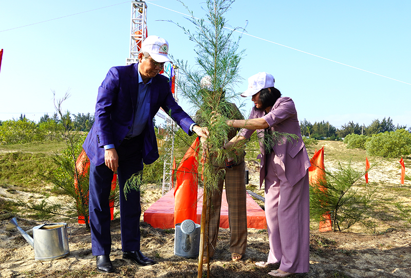 Đồng chí Chủ tịch UBND tỉnh Trần Thắng tham gia trồng cây xanh tại lễ phát động “Tết trồng cây đời đời nhớ ơn Bác Hồ”.