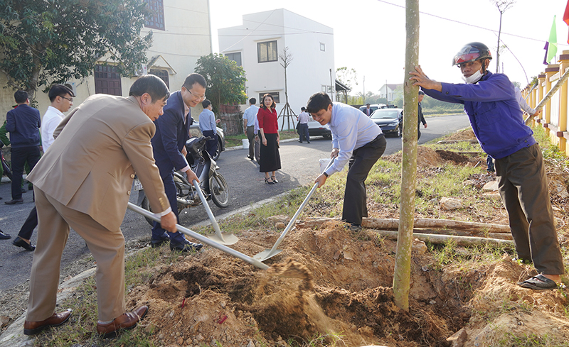 Các đồng chí lãnh đạo huyện Bố Trạch tham gia trồng cây xanh trên tuyến đường Nguyễn Tất Thành (thị trấn Hoàn Lão).