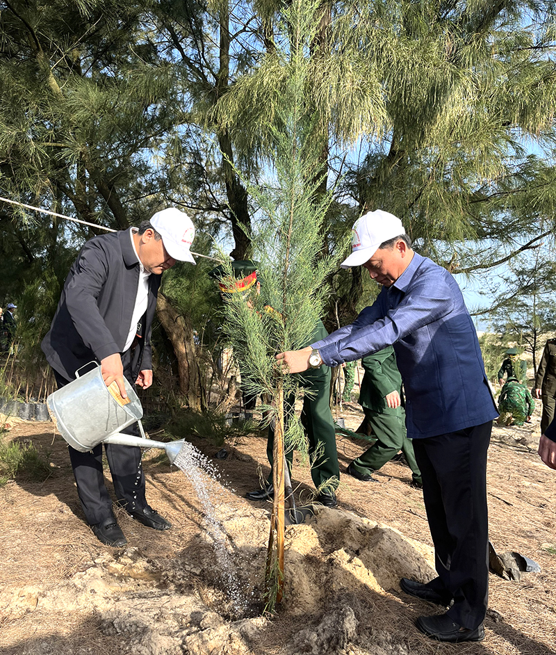 Đồng chí Bí thư Thành ủy Đồng Hới Trần Phong tham gia “Tết trồng cây đời đời nhớ ơn Bác Hồ”.