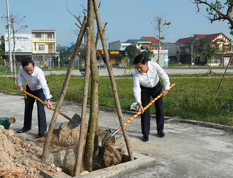 Lãnh đạo huyện Lệ Thủy trồng cây tại công viên thị trấn Kiến Giang.