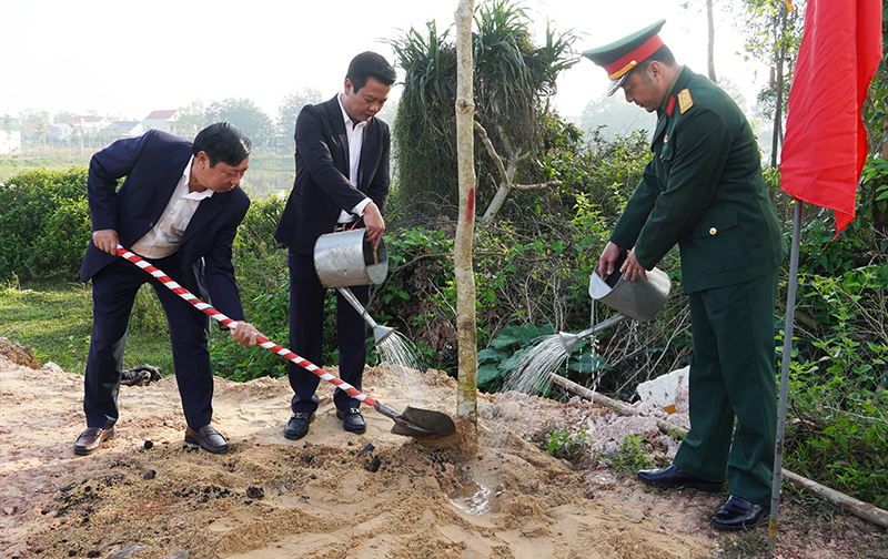 Lãnh đạo huyện Quảng Ninh tham gia trồng cây ở tổ dân phố Hùng Phú, thị trấn Quán Hàu.