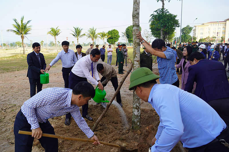 Các đồng chí lãnh đạo huyện Quảng Trạch trồng cây xanh tại khuôn viên Trung tâm Văn hóa huyện.