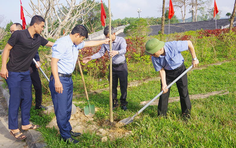 Lãnh đạo huyện Tuyên Hóa trồng cây sau buổi lễ phát động.