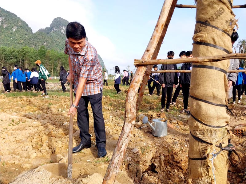 Các đồng chí lãnh đạo huyện Minh Hóa tiến hành trồng cây xanh ngay sau lễ ra quân
