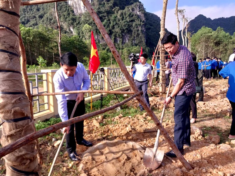 Các đồng chí lãnh đạo huyện Minh Hóa tiến hành trồng cây xanh ngay sau lễ ra quân