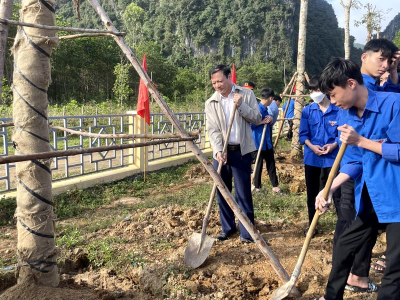 Đông đảo ĐVTN huyện Minh Hóa tích cực tham gia trồng cây ngay sau lễ ra quân.
