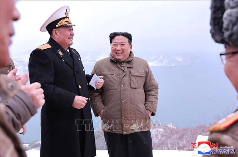 Nhà lãnh đạo Triều Tiên Kim Jong-un (giữa) thị sát vụ phóng thử tên lửa hành trình từ tàu ngầm ngày 28/1/2024. Ảnh: Yonhap/TTXVN